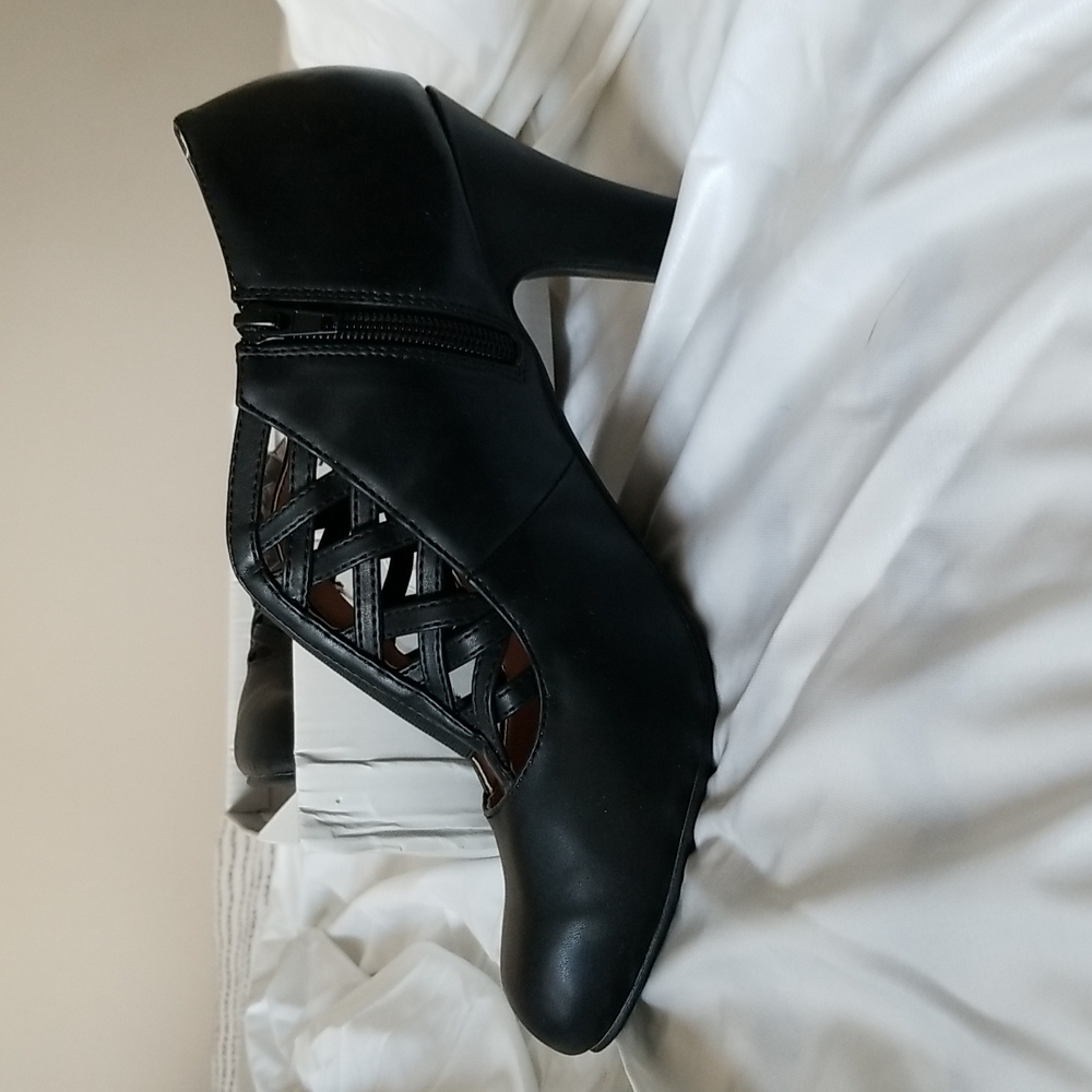 Ladies high heeled style shoes